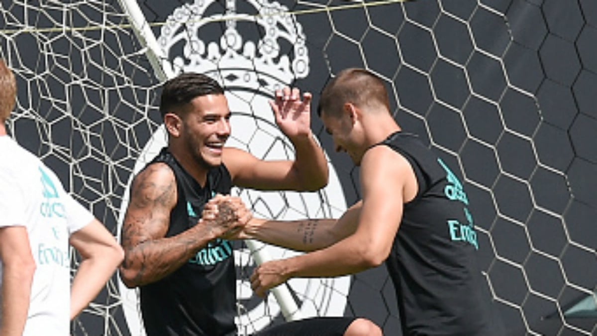 Theo Hernández y Álvaro Morata bromean durante un entrenamiento del Madrid en UCLA (Getty).