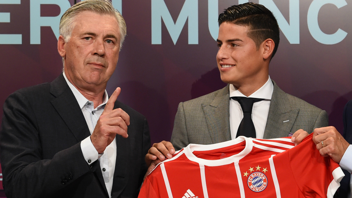 James mira atentamente a Ancelotti durante su presentación con el Bayern. (AFP)