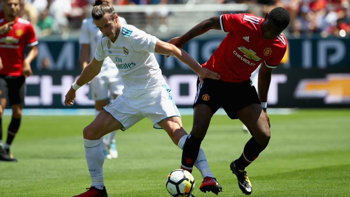 Bale disputa un balón ante el United. (AFP)