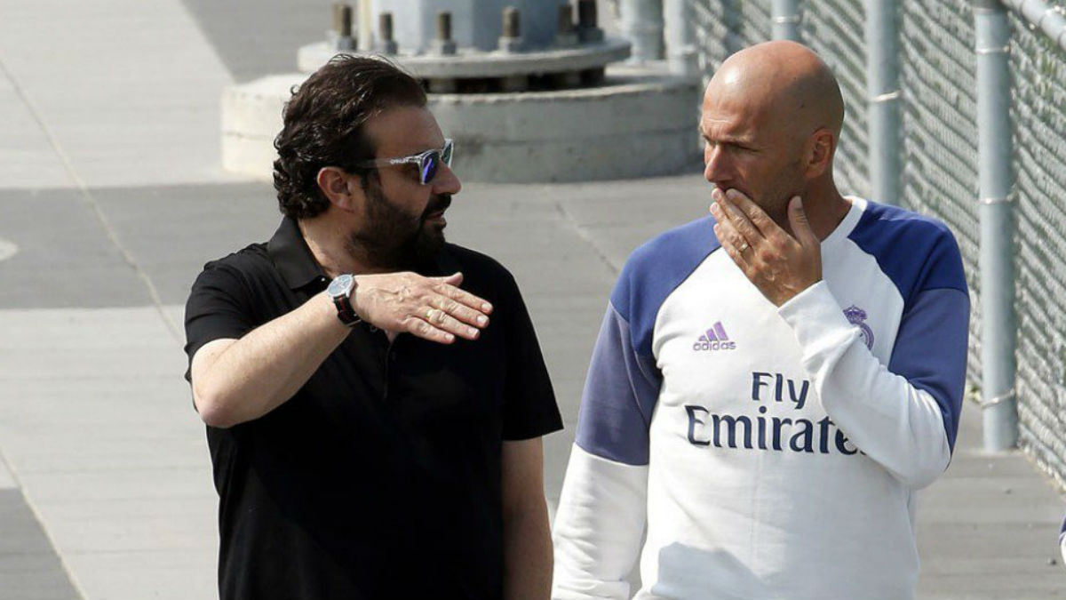 José Ángel Sánchez y Zidane mantienen una cumbre.