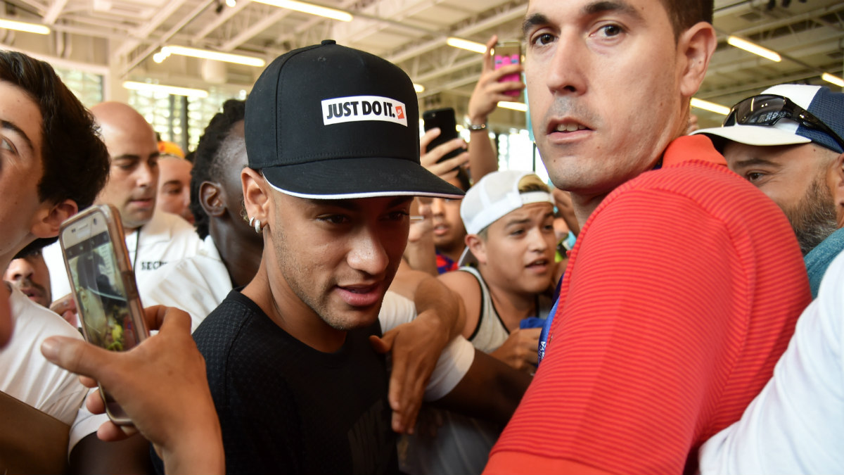 Neymar, a su llegada a un acto publicitario en Miami. (AFP)