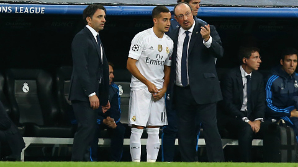 Benítez da instrucciones a Lucas Vázquez durante su etapa en el Real Madrid. (Getty Images)