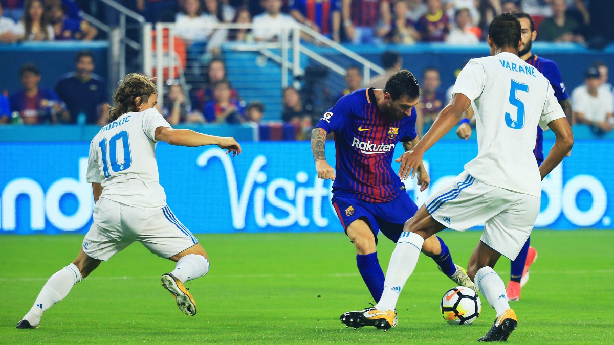 Messi dispara ante la oposición de Varane y Modric. (Getty)