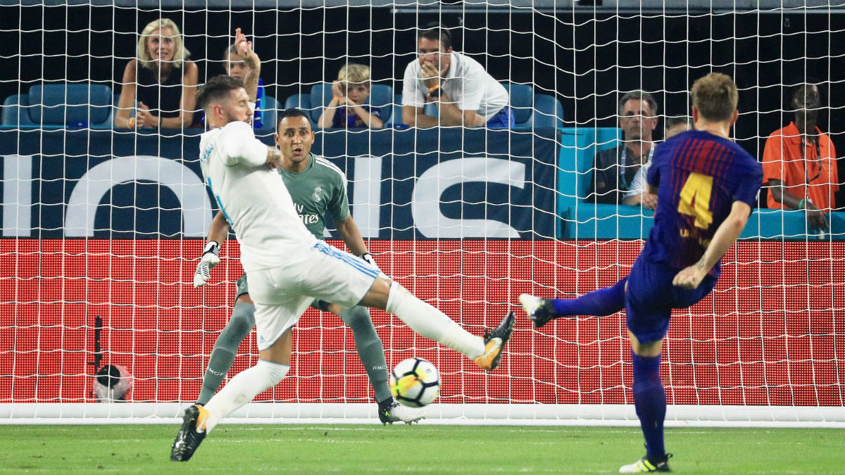 Sergio Ramos trata de evitar el gol de Rakitic. (Getty)