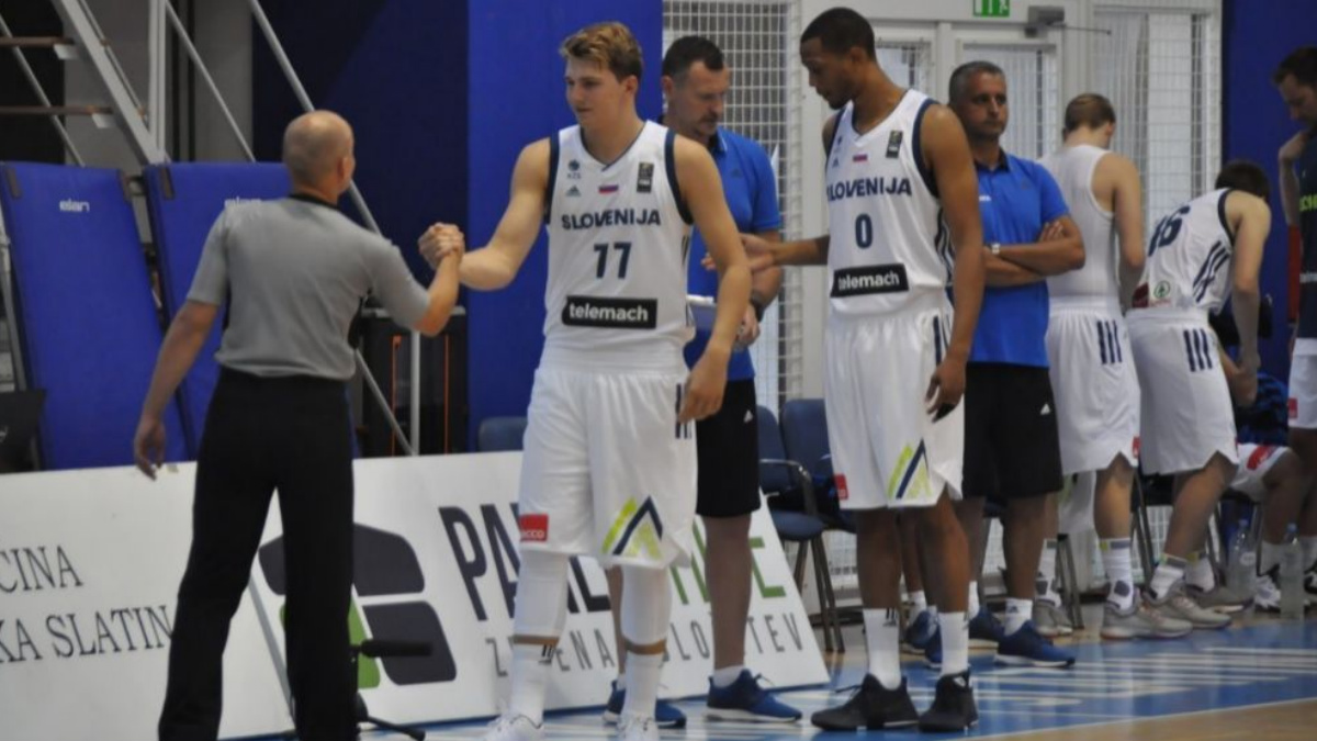 Luka Doncic y Anthony Randolph saludan a los árbitros antes del debut de Eslovenia.