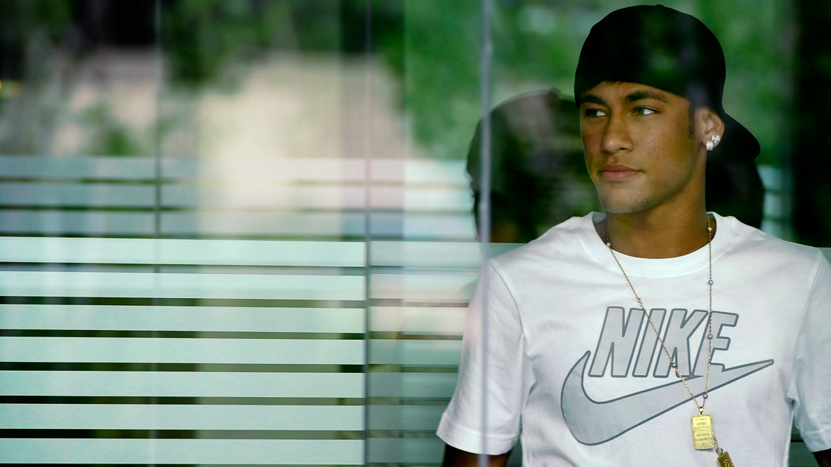 neymar-saliendo-clinica-dia-presentacion-barça