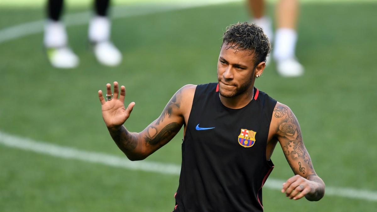 Neymar, en un entrenamiento con el Barcelona. (AFP)