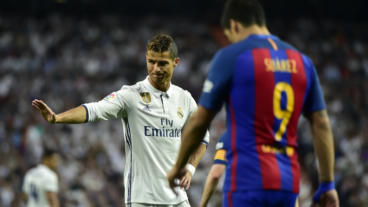 Cristiano Ronaldo pide calma a sus compañeros en el último Clásico. (AFP)