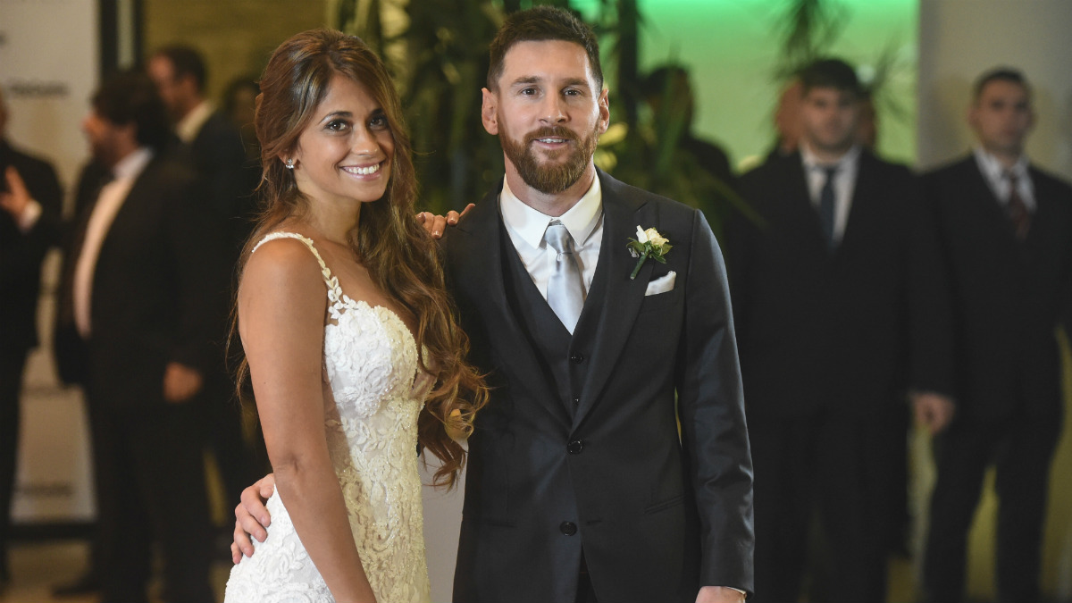 Leo Messi y Antonella Rocuzzo posan antes de celebrar su boda.