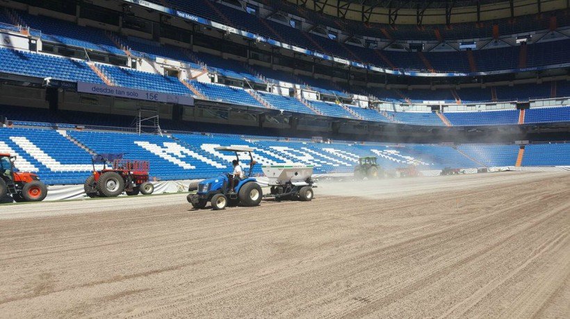 El Bernabéu, en plenas obras para instalar el nuevo césped.