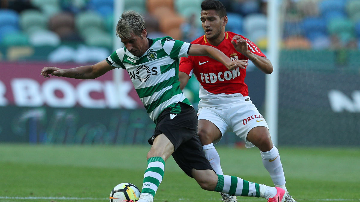 Coentrao maneja el balón durante un amistoso frente al Monaco (Getty).