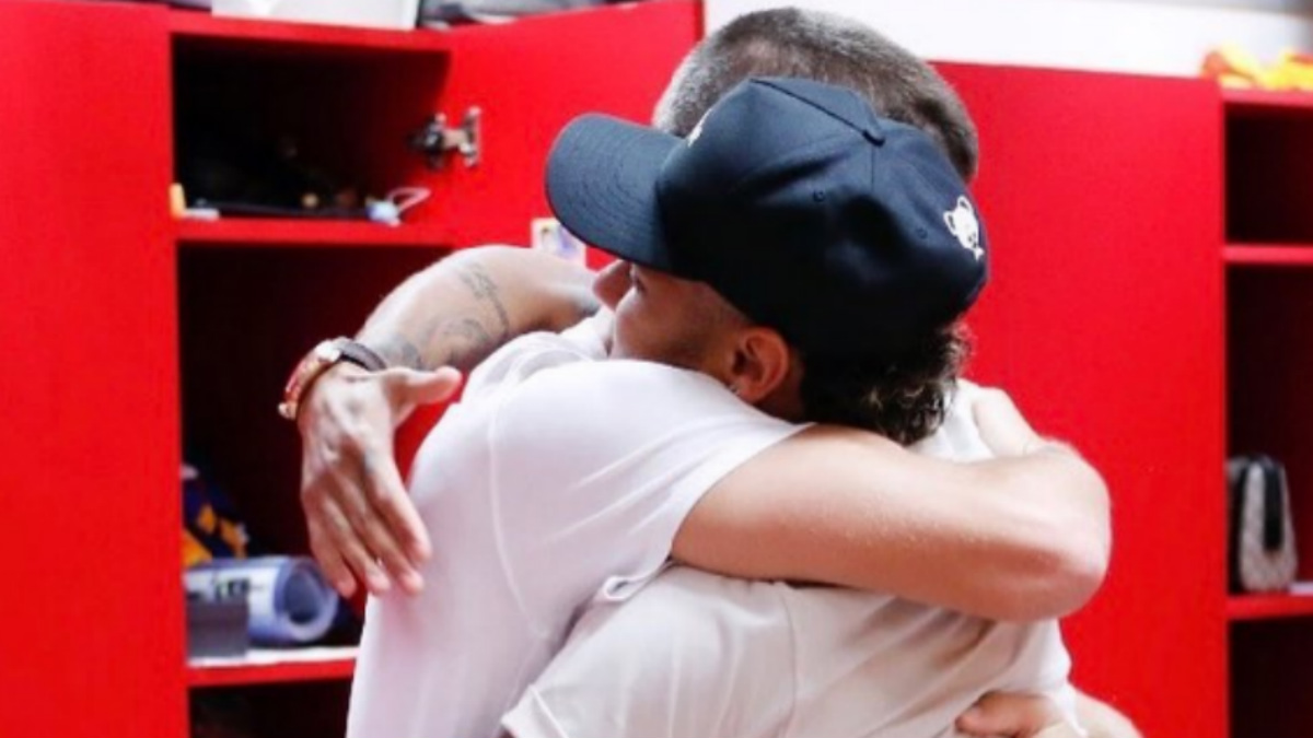 Piqué se abraza con Neymar. (Instagram Piqué)