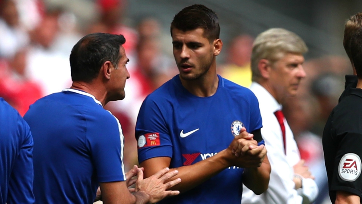 Un asistente de Conte da instrucciones a Morata antes de salir. (Getty Images)