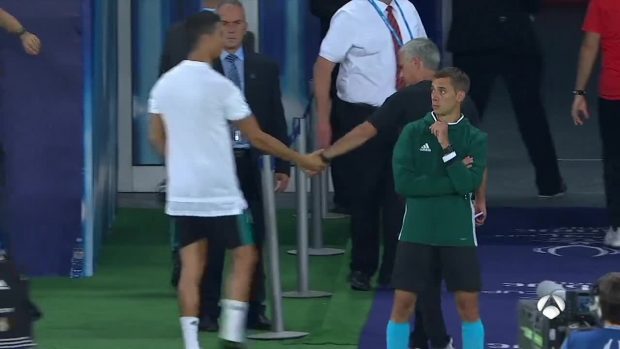 Cariñoso saludo entre Cristiano y Mourinho en el descanso