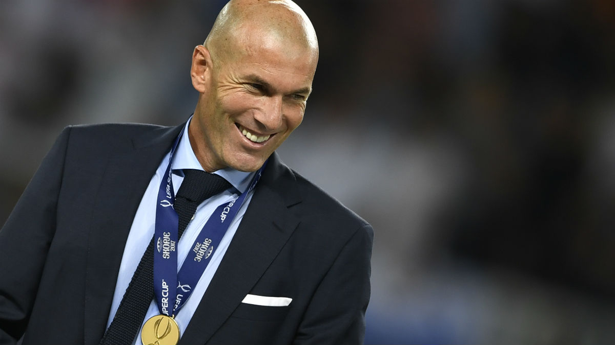 Zidane, sonriente tras ganar la Supercopa. (AFP)