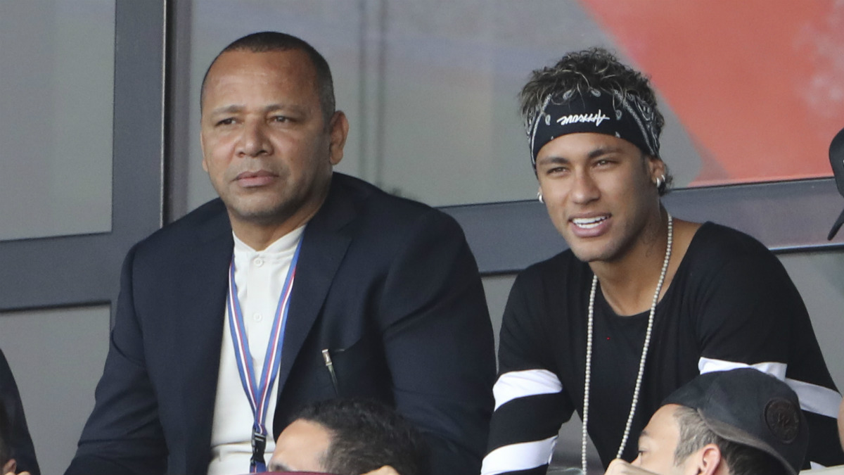 Neymar y su padre, en el palco del Parque de los Príncipes. (AFP)