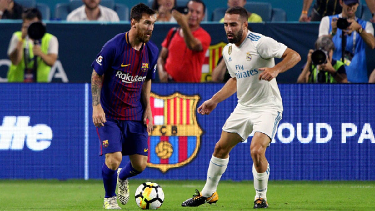 Messi aguanta un balón ante la presión de Carvajal, en el Clásico de Miami (Getty).