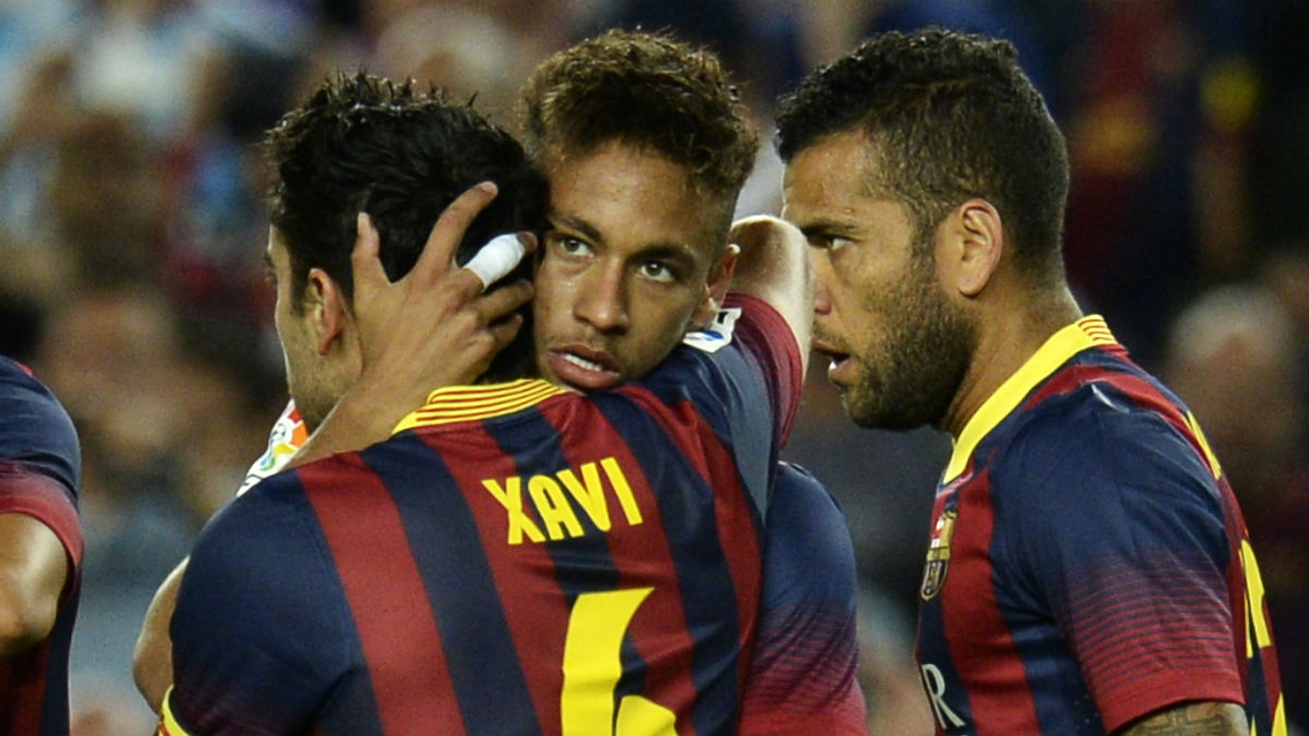 Xavi se abraza con Neymar en uno de sus últimos partidos con el Barcelona. (AFP)