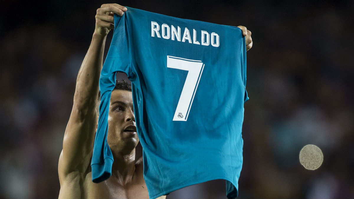 Cristiano Ronaldo enseña su camiseta al Camp Nou. (AFP)