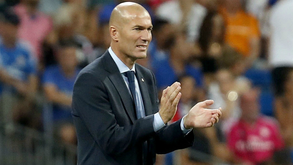 zidane-aplaude-jugadores-vuelta-supercopa-españa