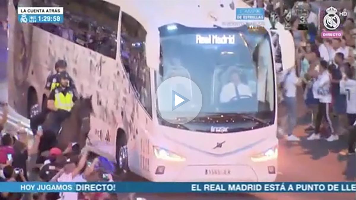 Miles de madridistas recibieron a los jugadores a su llegada al Bernabéu