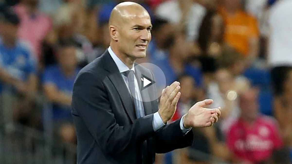 Zidane aplaude a sus jugadores en la vuelta de la Supercopa de España. (EFE)