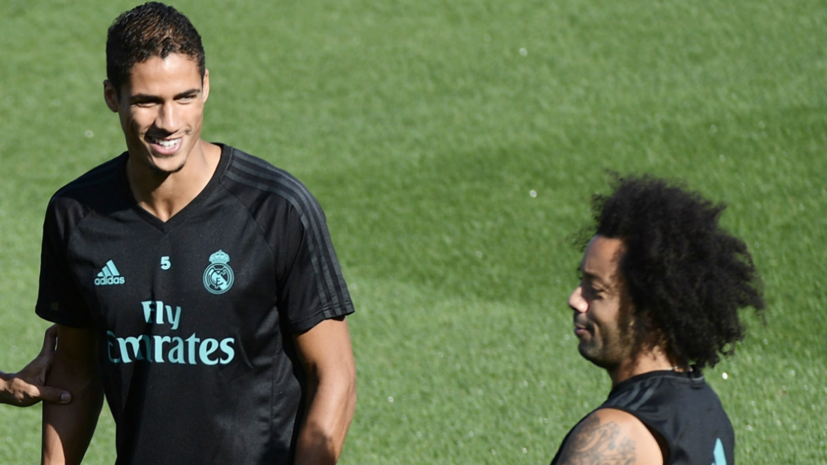 Varane, junto a Marcelo en un entrenamiento. (AFP)