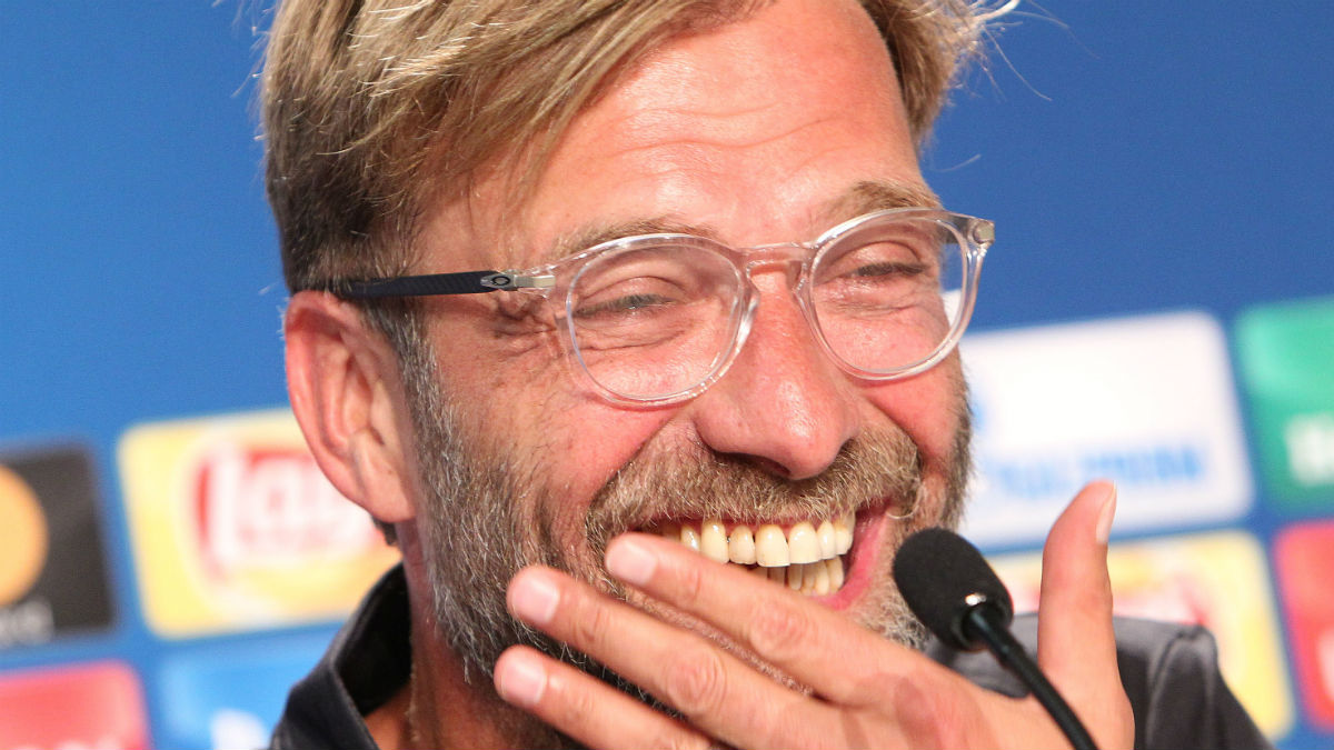 Klopp se ríe en rueda de prensa. (Getty)