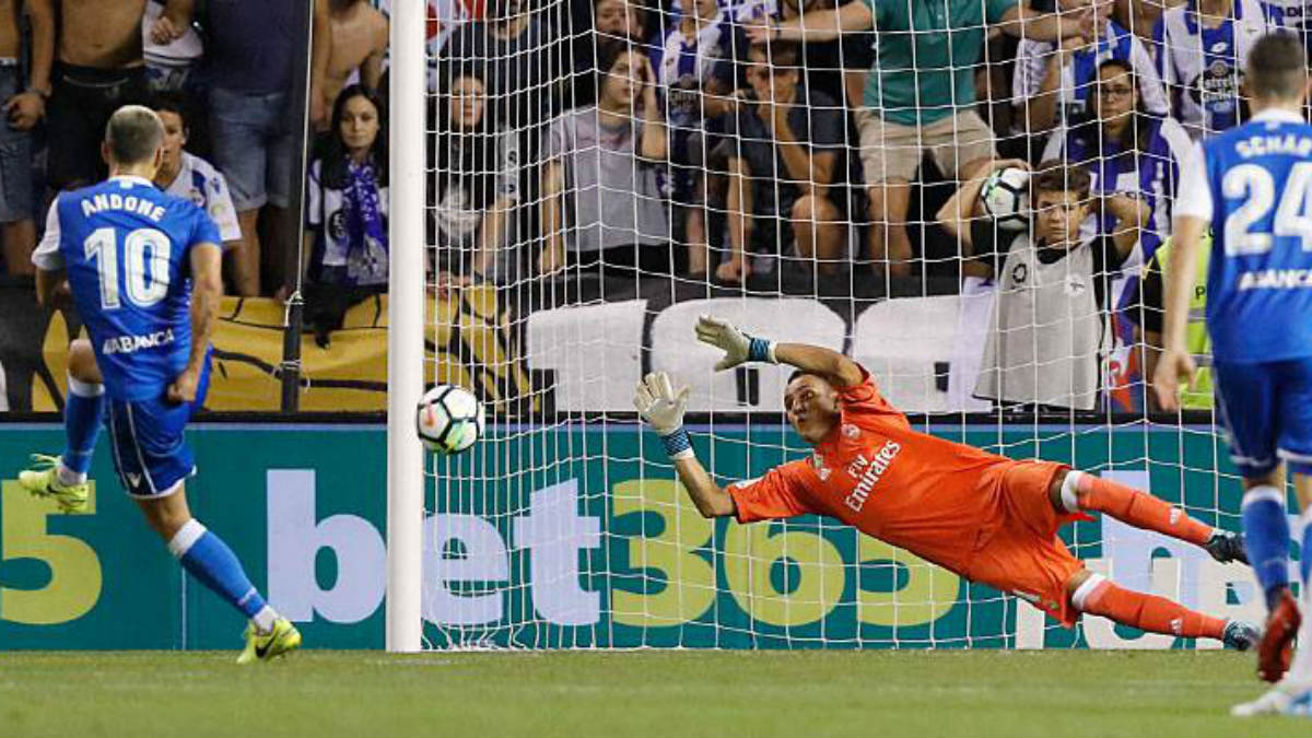 Keylor detiene el penalti a Andone. (realmadrid.com)