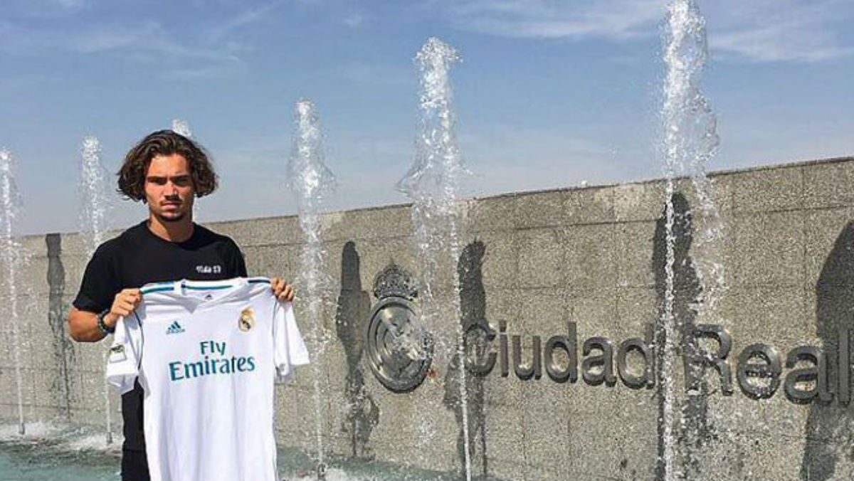 Mink Peeters posa con la camiseta del Real Madrid en Valdebebas. (Twitter)