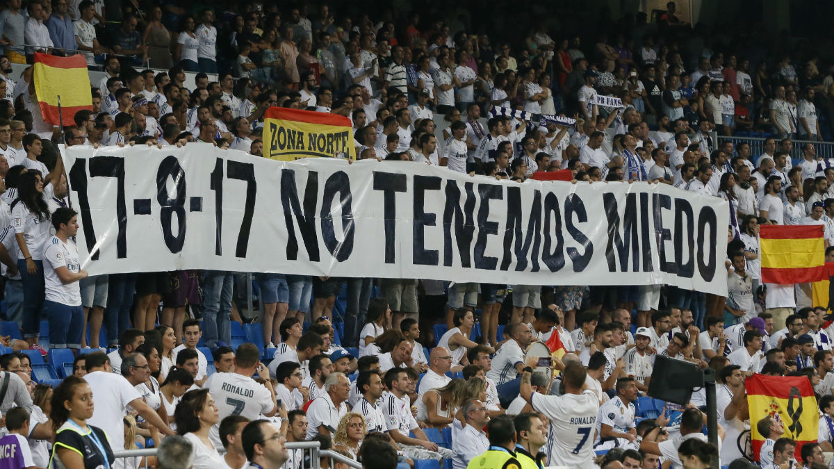 El Santiago Bernabéu recuerda a las víctimas de Barcelona. (EFE)