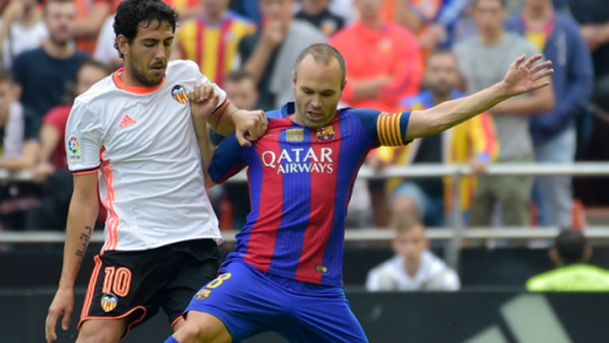 Parejo, pelenado con Iniesta por un balón durante un Valencia-Barcelona (EFE).