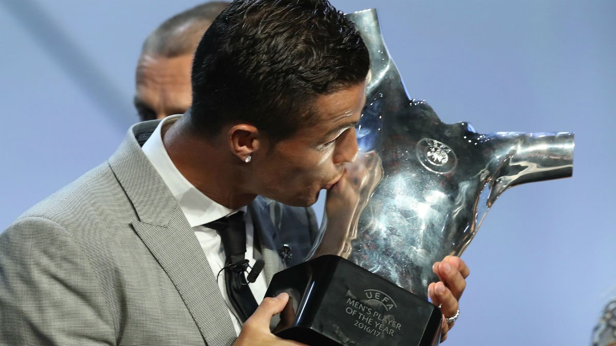 Cristiano besa el premio de la UEFA. (AFP)