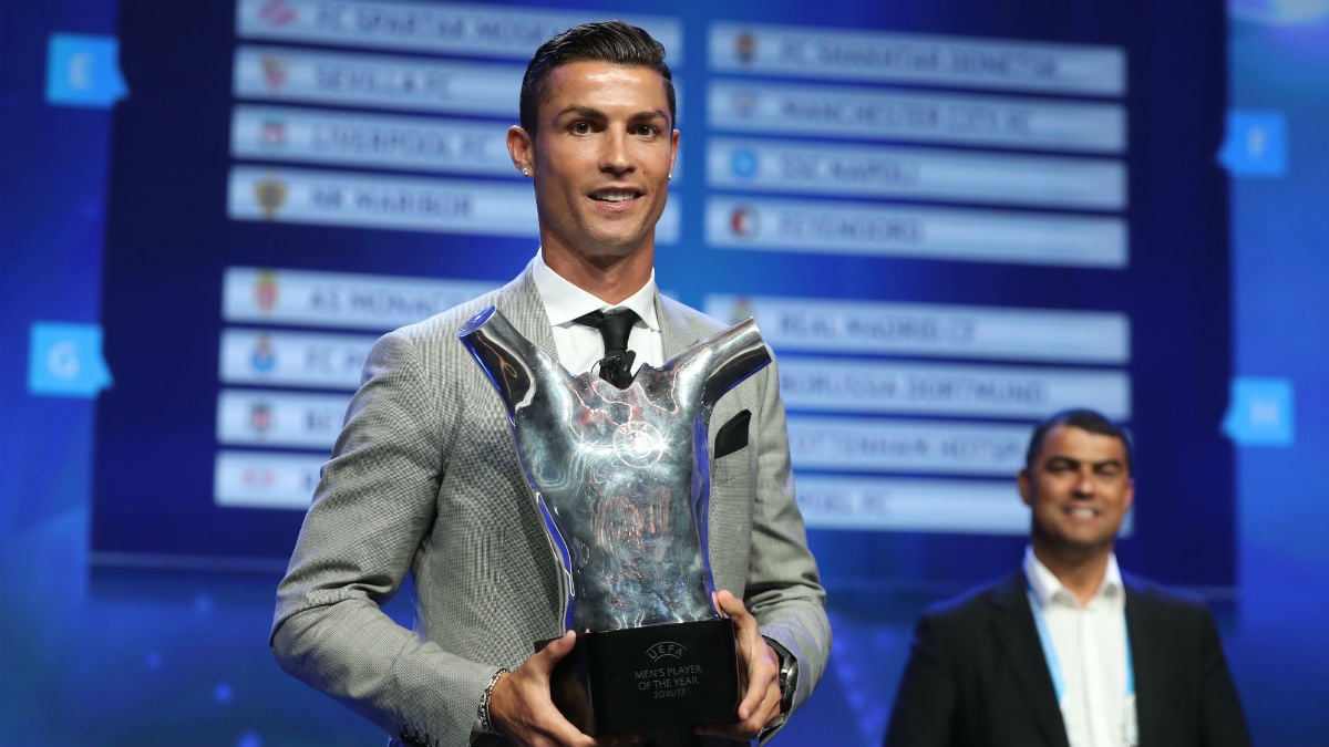 Cristiano Ronaldo con el premio que le designa como mejor jugador de la UEFA. (AFP)