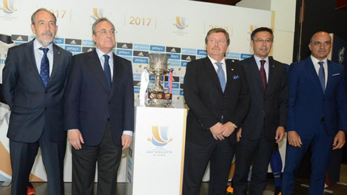 Florentino Pérez, Larrea y Bartomeu en la previa de la Supercopa. (FFM)