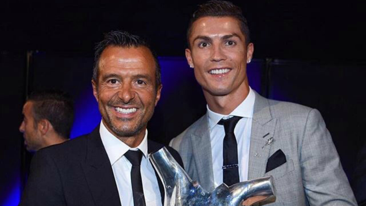 Jorge Mendes y Cristiano Ronaldo sosteniendo el trofeo a mejor jugador de la UEFA del segundo. (Twitter)