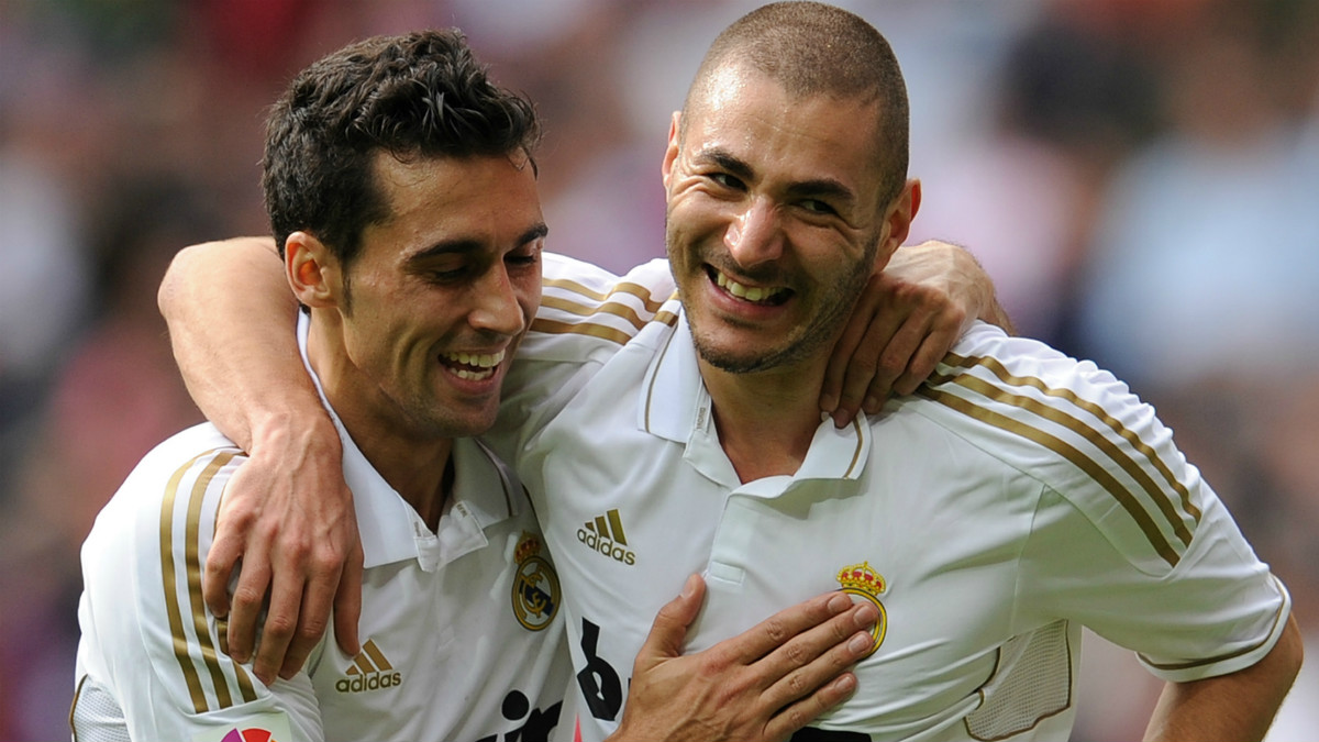 Arbeloa celebra un gol de Benzema con el Real Madrid.