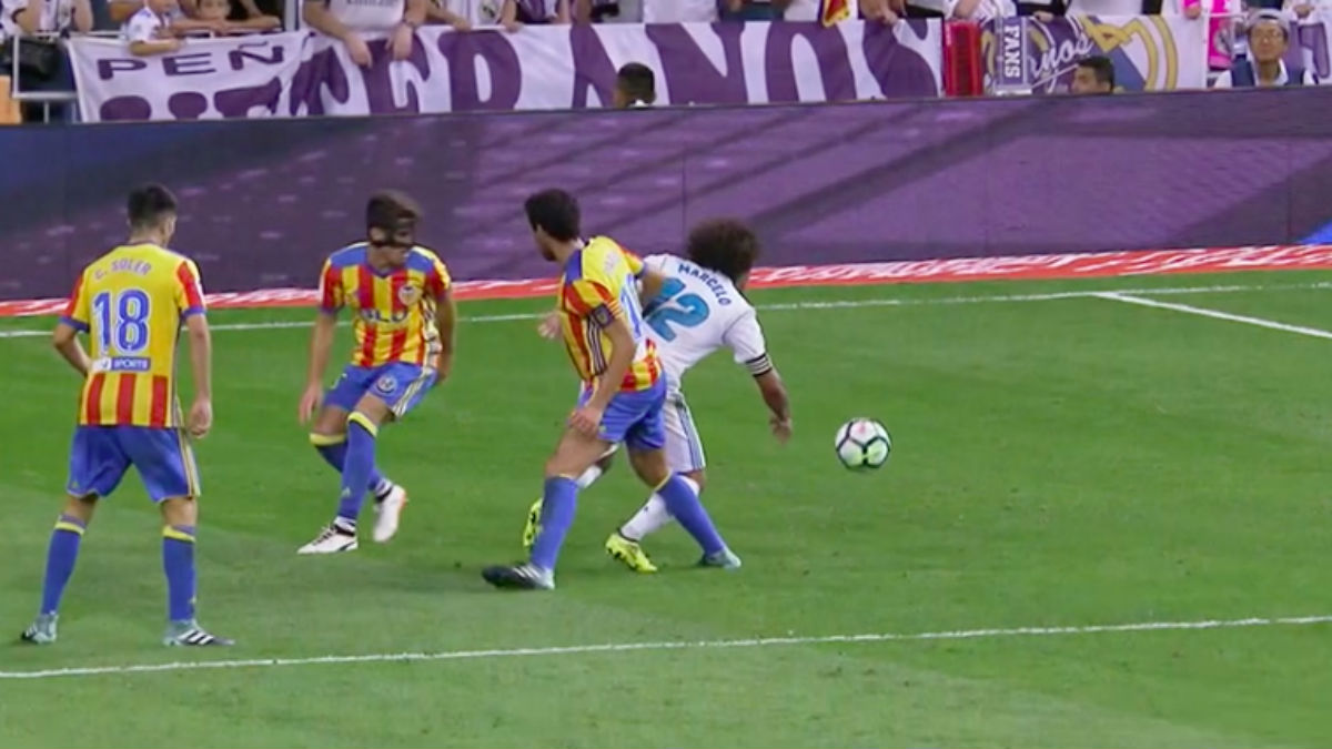 Parejo golpea con su pierna derecha a Marcelo durante ese mismo partido. Acabó con empate a dos.