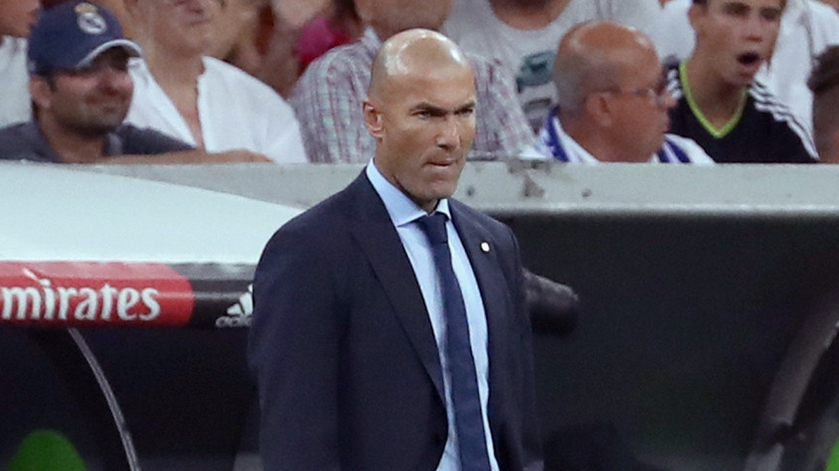 Zidane, serio en la banda durante el Real Madrid-Valencia (EFE).