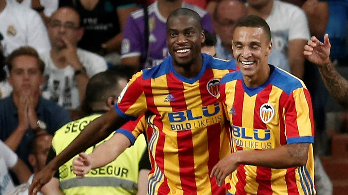 Kondogbia junto al exmadridista Rodrigo después de su gol en el Bernabéu. (Getty Images)