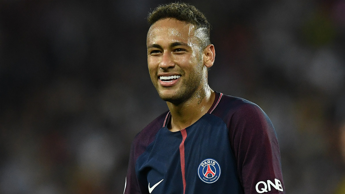 Neymar sonríe durante un partido con el PSG. (AFP)