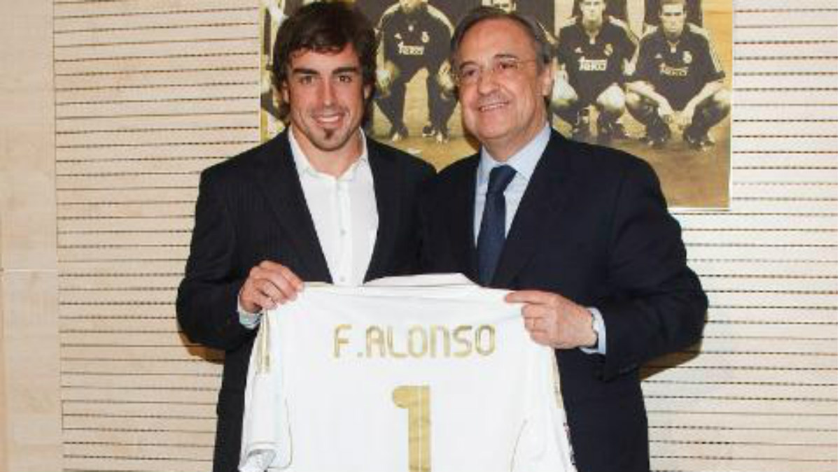 Florentino Pérez entrega una camiseta del Real Madrid a Fernando Alonso.