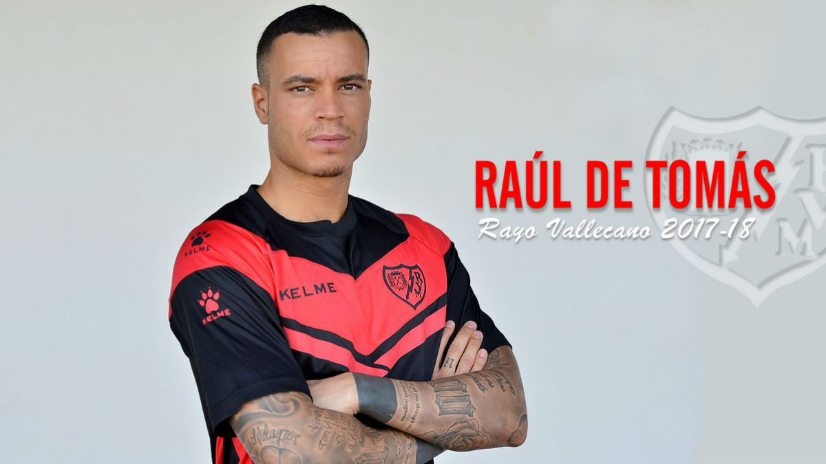 Raúl de Tomás posa como nuevo jugador del Rayo.