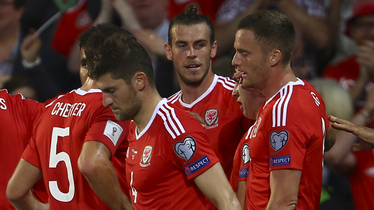 Bale, celebrando el gol de Gales con sus compañeros (AFP).