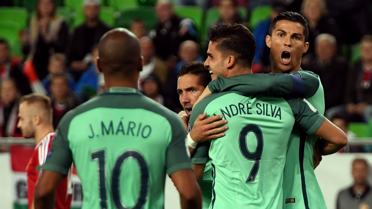 Cristiano Ronaldo celebra con André Silva el tanto de la victoria lusa (Getty).