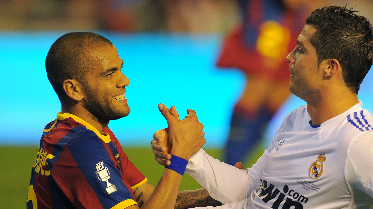 Dani Alves y Cristiano Ronaldo se dan la mano durante un Clásico. (AFP)