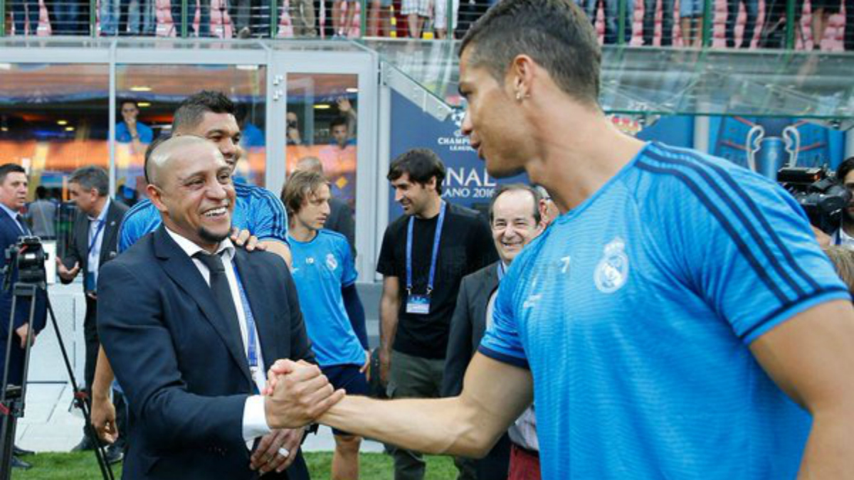Roberto Carlos da la mano a Cristiano durante la pasada final de la Champions en Milan. (Twitter)