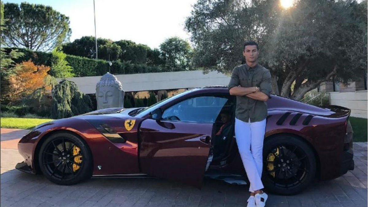 Cristiano Ronaldo posa con su nuevo Ferrari. (Instagram)