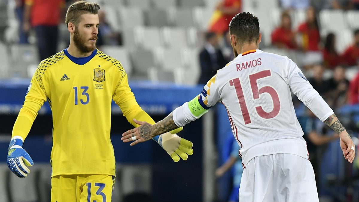 De Gea y Sergio Ramos se saludan en un partido de la selección. (AFP)