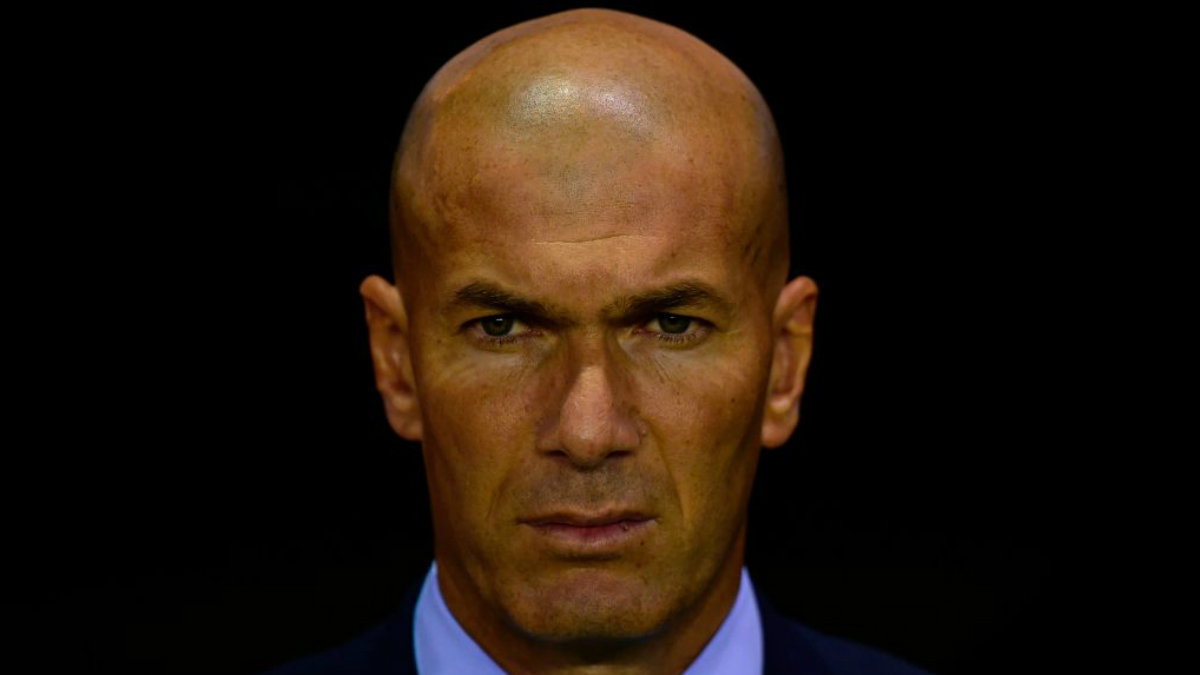 Zidane, con gesto serio, en el Deportivo-Real Madrid (Getty).
